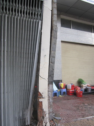 Vết nứt trên tường nhà bà Nga do ô tô tông vào. Vết nứt trên tường nhà bà Nga do ô tô tông vào.