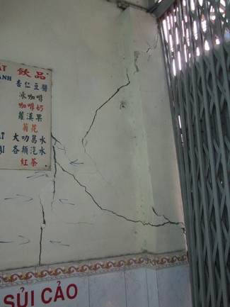 Vết nứt trên tường nhà bà Nga do ô tô tông vào. Vết nứt trên tường nhà bà Nga do ô tô tông vào.