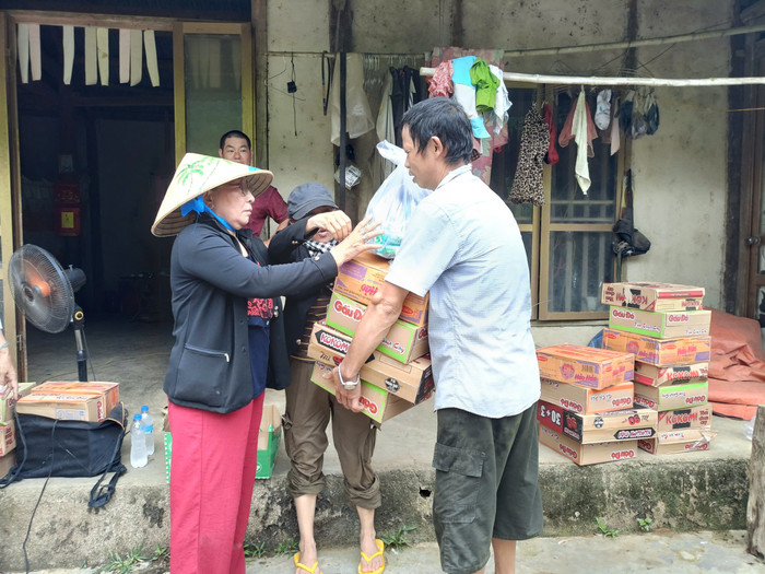Đoàn thiện nguyện trao 20 suất quà ở cụm dân cư bị ảnh hưởng sau bão lũ thôn Suối Bốc (xã Yên Ninh, huyện Phú Lương, tỉnh Thái Nguyên). Thiện nguyện 3.jpg