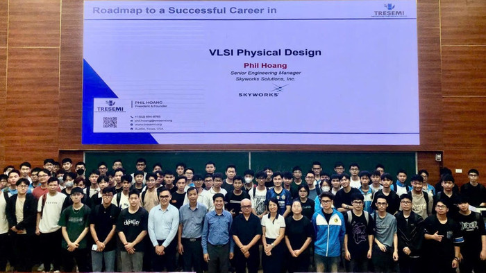 Sinh viên chuyên ngành Kỹ thuật Điện tử và Tin học Công nghiệp, Trường Đại học Giao thông vận tải trong sự kiện tham gia nghe bài giảng từ chuyên gia. (Ảnh: NTCC) GTVT.jpg