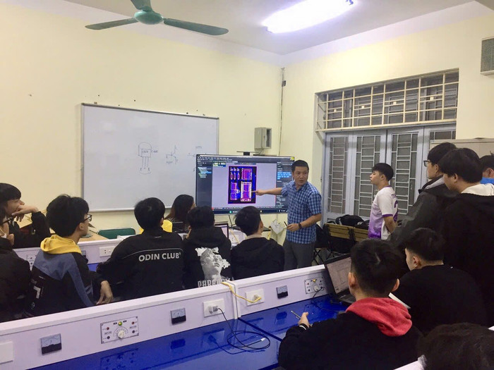Sinh viên chuyên ngành Kỹ thuật Điện tử và Tin học Công nghiệp trong phòng thí nghiệm tại Trường Đại học Giao thông vận tải. (Ảnh: NTCC) GTVT1.jpg