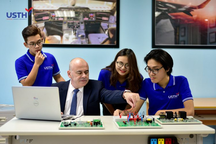 Trường Đại học Khoa học và Công nghệ Hà Nội xây dựng môi trường học tập đa văn hóa với sự tham gia giảng dạy của các giảng viên là giáo sư giàu kinh nghiệm đến từ nhiều quốc gia có nền khoa học và công nghệ phát triển trên thế giới. (Ảnh: website nhà trường) Trường Đại học Khoa học và Công nghệ Hà Nội xây dựng môi trường học tập đa văn hóa với sự tham gia giảng dạy của các giảng viên là giáo sư giàu kinh nghiệm đến từ nhiều quốc gia có nền khoa học và công nghệ phát triển trên thế giới. (Ảnh: website nhà trường)