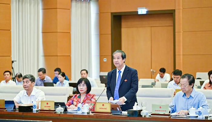 Bộ trưởng Bộ Giáo dục và Đào tạo Nguyễn Kim Sơn trình bày vắn tắt một số điểm điều chỉnh tiếp thu sau Phiên họp thứ 37 của Uỷ ban Thường vụ Quốc hội. (Ảnh: Bộ Giáo dục và Đào tạo) Bộ trưởng Bộ Giáo dục và Đào tạo Nguyễn Kim Sơn trình bày vắn tắt một số điểm điều chỉnh tiếp thu sau Phiên họp thứ 37 của Uỷ ban Thường vụ Quốc hội. (Ảnh: Bộ Giáo dục và Đào tạo)