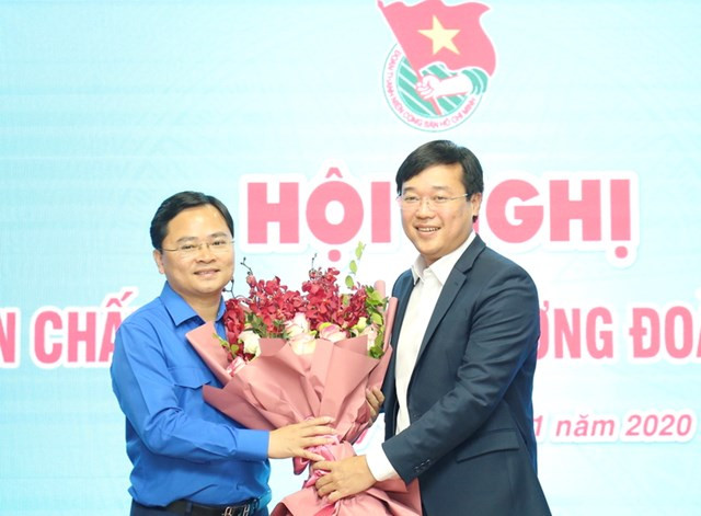 Ông Lê Quốc Phong, Ủy viên dự khuyết Trung ương Đảng, Bí thư Tỉnh ủy Đồng Tháp, nguyên Bí thư thứ nhất Trung ương Đoàn khóa XI tặng hoa chúc mừng ông Nguyễn Anh Tuấn. Ông Lê Quốc Phong, Ủy viên dự khuyết Trung ương Đảng, Bí thư Tỉnh ủy Đồng Tháp, nguyên Bí thư thứ nhất Trung ương Đoàn khóa XI tặng hoa chúc mừng ông Nguyễn Anh Tuấn.