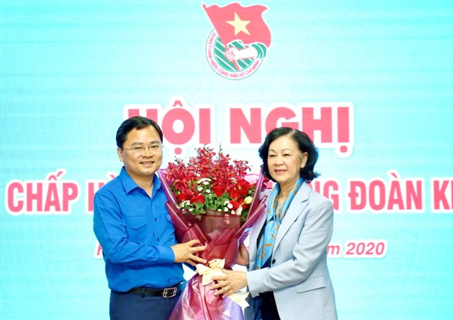Bà Trương Thị Mai, Ủy viên Bộ Chính trị, Trưởng Ban Dân vận Trung ương tặng hoa chúc mừng tân Bí thư thứ nhất Trung ương Đoàn Nguyễn Anh Tuấn. Bà Trương Thị Mai, Ủy viên Bộ Chính trị, Trưởng Ban Dân vận Trung ương tặng hoa chúc mừng tân Bí thư thứ nhất Trung ương Đoàn Nguyễn Anh Tuấn.
