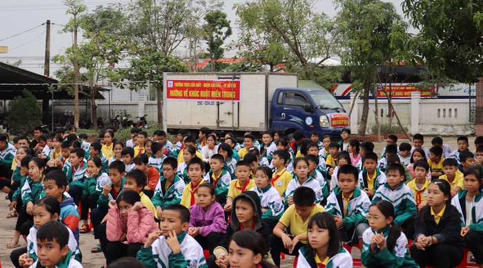 Chương trình quyên góp ủng hộ các bạn miền Trung được toàn bộ giáo viên, phụ huynh và học sinh ủng hộ. Chương trình quyên góp ủng hộ các bạn miền Trung được toàn bộ giáo viên, phụ huynh và học sinh ủng hộ.