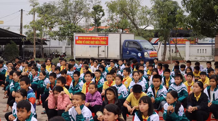 Chương trình quyên góp ủng hộ các bạn miền Trung được toàn bộ giáo viên, phụ huynh và học sinh ủng hộ.