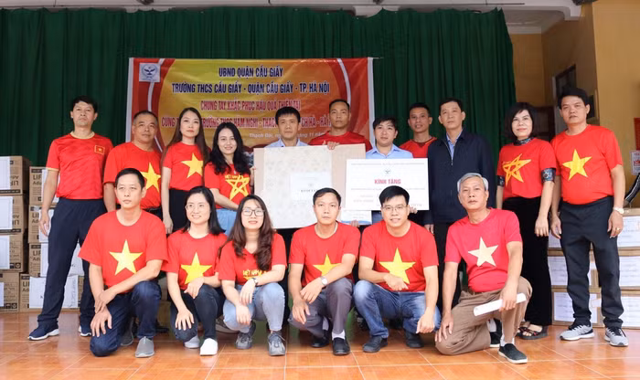 Sự sẻ chia của thầy trò Trường Trung học cơ sở Cầu Giấy là nguồn động viên mạnh mẽ giúp thầy trò Trường Trung học cơ sở Hàm Nghi vượt qua khó khăn.