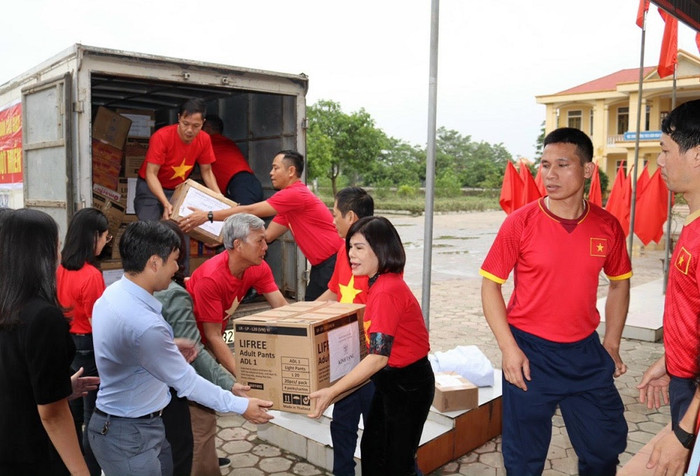Các thầy cô Trường Trung học cơ sở Cầu Giấy chuyển những thùng đồ từ thiện tới thầy trò Trường Trung học cơ sở Hàm Nghi. Các thầy cô Trường Trung học cơ sở Cầu Giấy chuyển những thùng đồ từ thiện tới thầy trò Trường Trung học cơ sở Hàm Nghi.