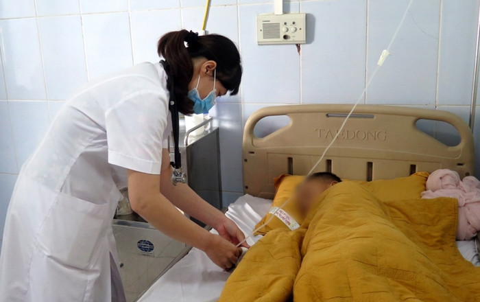 Bệnh nhi nhỏ tuổi được điều trị tích cực khi phát hiện có những biểu hiện ngộ độc. Bệnh nhi nhỏ tuổi được điều trị tích cực khi phát hiện có những biểu hiện ngộ độc.