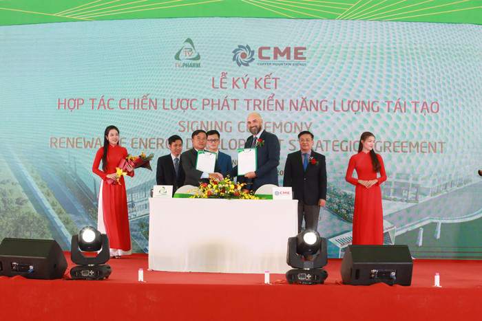 Đại diện Quỹ VOI và TV.Pharm ký kết hỗ trợ phát triển thị trường vốn và nhà đầu tư chiến lược. Đại diện Quỹ VOI và TV.Pharm ký kết hỗ trợ phát triển thị trường vốn và nhà đầu tư chiến lược.