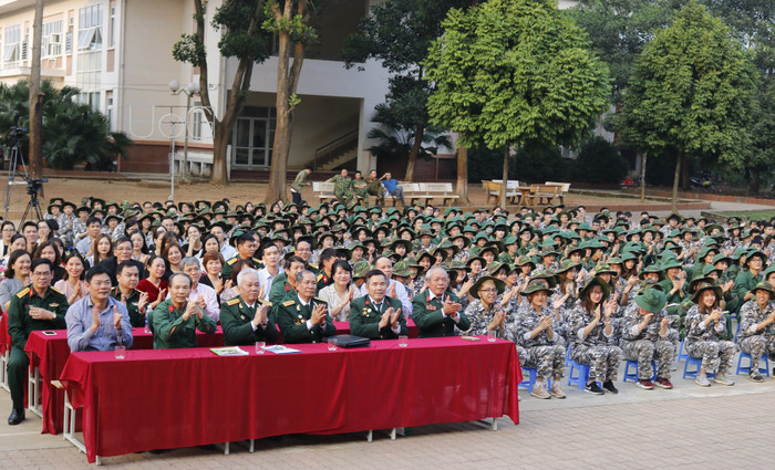 Chương trình có sự tham dự của nhiều khách mời, hàng trăm thầy cô giáo và 1.600 sinh viên. Chương trình có sự tham dự của nhiều khách mời, hàng trăm thầy cô giáo và 1.600 sinh viên.