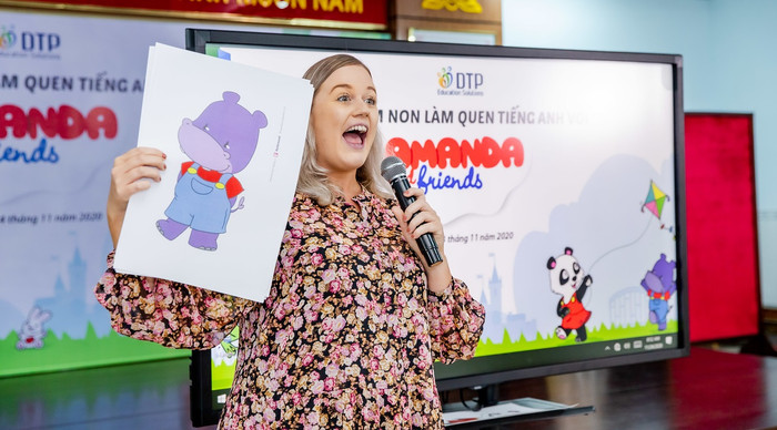 Cô Casey Simon – Giáo viên DTP phụ trách Tiếng Anh mầm non thực hành tiết học mẫu. Cô Casey Simon – Giáo viên DTP phụ trách Tiếng Anh mầm non thực hành tiết học mẫu.