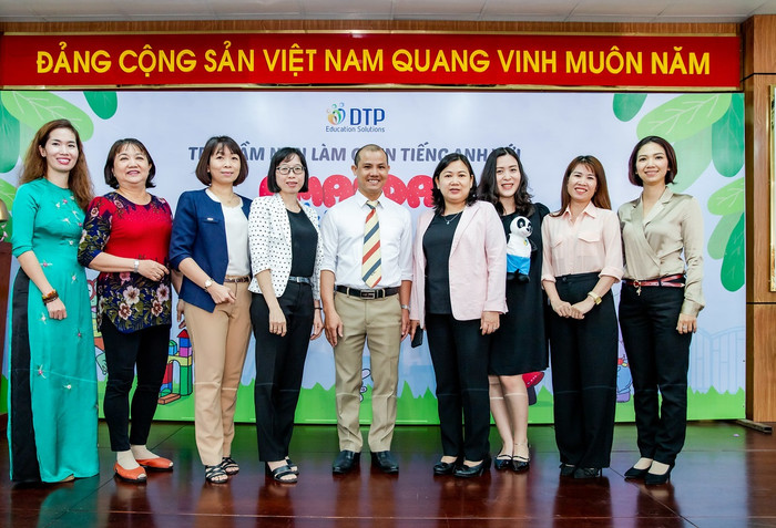 Lãnh đạo DTP chụp hình lưu niệm cùng các khách mời danh dự. Lãnh đạo DTP chụp hình lưu niệm cùng các khách mời danh dự.