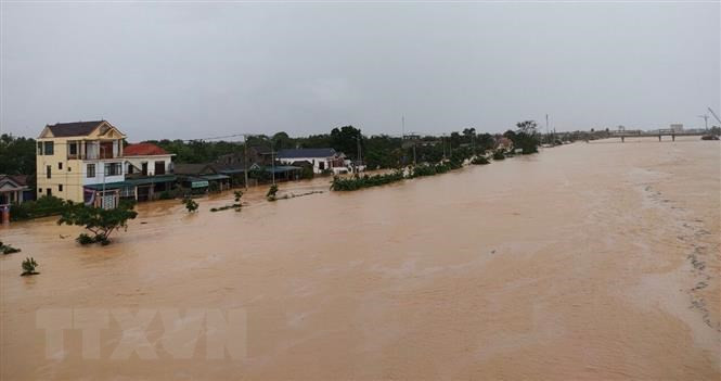 Bão lũ dồn dập vào miền Trung gây nhiều khó khăn cho người dân. Ảnh: TTXVN. Bão lũ dồn dập vào miền Trung gây nhiều khó khăn cho người dân. Ảnh: TTXVN.