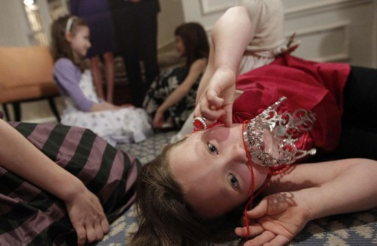 Các bé gái vui đùa trong giờ nghỉ