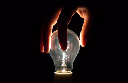 9/10 người được hỏi tin rằng Thomas Edison là người phát minh ra bóng đèn sợi đốt. Điều này hoàn toàn sai, Joseph Swan mới là người phát minh ra bóng đèn sợi đốt.