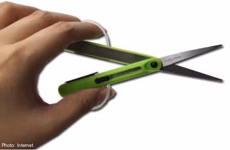 Sản phẩm 3 trong 1 bao gồm kéo - bút - gọt bút chì rất tiện lợi cho những học sinh không muốn mang nhiều đồ dùng tới lớp