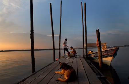 Mỗi giọt nước biển chứa 1 tỷ nguyên tử vàng.