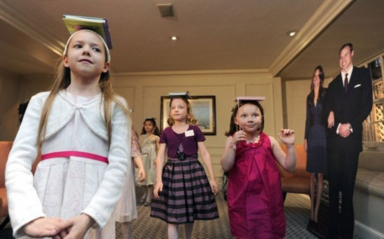 Đội sách trên đầu để tập đi thẳng người.