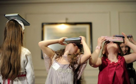 Các bé gái tham gia một lớp học đào tạo thành công chúa.