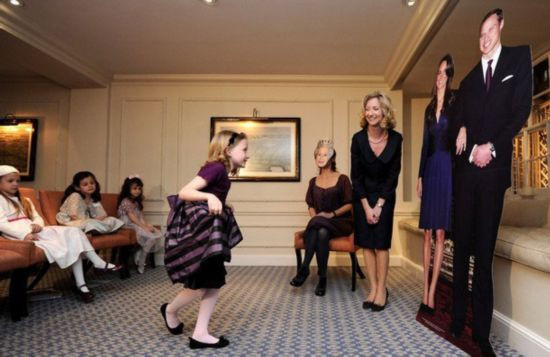 Cử chỉ chào theo phong cách hoàng gia.