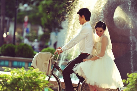 Tùng đem lòng yêu người con gái mà theo mọi người nhận xét là đẹp người đẹp nết tên Lan Hương. Ảnh minh họa: Nguồn Internet