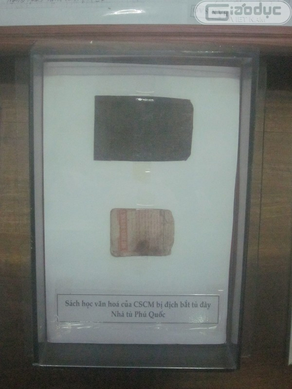 Mặc cho đòn roi đau đớn, các chiến sỹ cách mạng bị địch bắt tù đày vẫn âm thầm học văn hóa, lý luận chính trị. Mặc cho đòn roi đau đớn, các chiến sỹ cách mạng bị địch bắt tù đày vẫn âm thầm học văn hóa, lý luận chính trị.