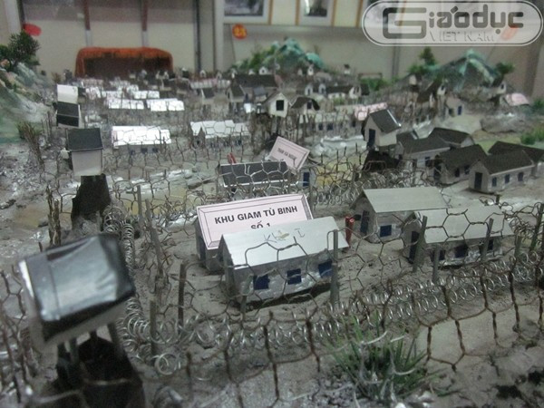 Bên trong hàng rào, tiếng oán than thấu trời vọng ra từ những nhà lao Bên trong hàng rào, tiếng oán than thấu trời vọng ra từ những nhà lao