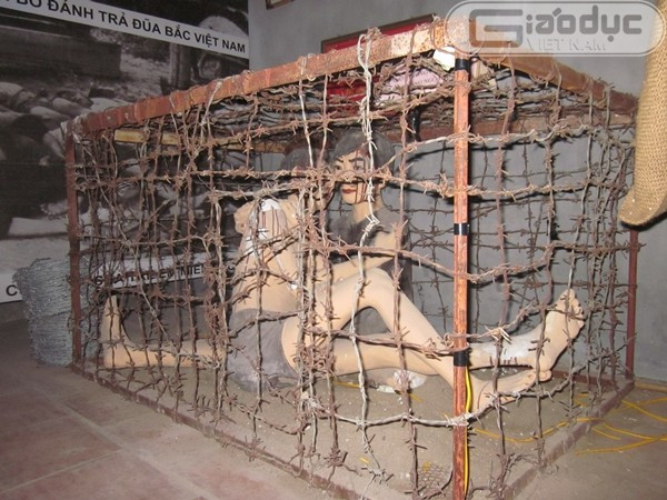 Những người cộng sản "cứng đầu" còn bị nhốt vào chuồng cọp rồi phơi nắng dưới nền cát. Những người cộng sản "cứng đầu" còn bị nhốt vào chuồng cọp rồi phơi nắng dưới nền cát.