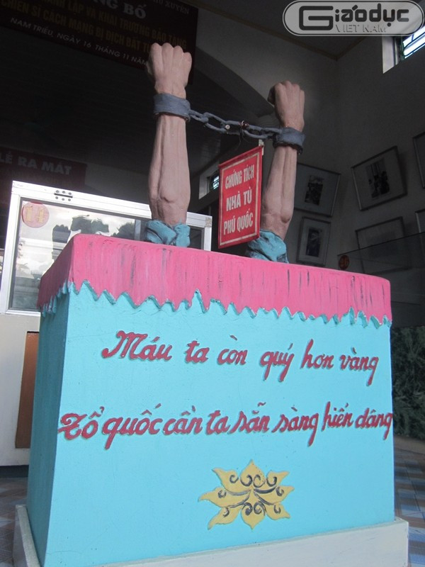 Thế nhưng, những đòn hiểm ác, man rợ ấy đâu có làm nhụt ý chí, tinh thần kiên trung của người chiến sỹ cách mạng chốn lao tù. Thế nhưng, những đòn hiểm ác, man rợ ấy đâu có làm nhụt ý chí, tinh thần kiên trung của người chiến sỹ cách mạng chốn lao tù.