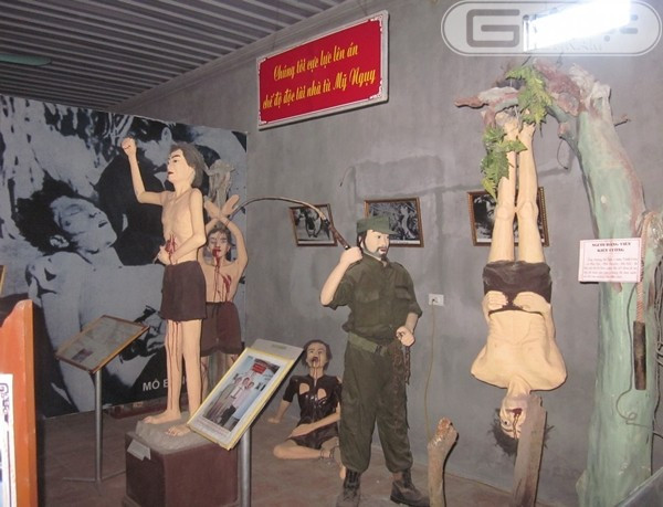 Hình ảnh tái hiện cảnh người cộng sản Dương Bá Ngà ở thôn Trình Viên, xã Phú Túc, Phú Xuyên, Hà Nội bị bọn giám thị A5 đem đi tra tấn dã man. Chúng đã đun nước sôi đổ vào miệng ông cho đến chết. Hình ảnh tái hiện cảnh người cộng sản Dương Bá Ngà ở thôn Trình Viên, xã Phú Túc, Phú Xuyên, Hà Nội bị bọn giám thị A5 đem đi tra tấn dã man. Chúng đã đun nước sôi đổ vào miệng ông cho đến chết.