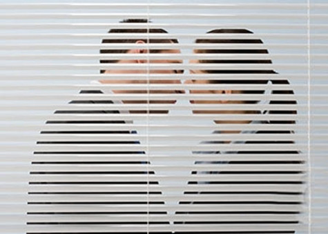 Tình cờ phát hiện ra mối quan hệ bất thường giữa vợ với bố, Tùng đã lặng lẽ tìm cách đưa "cái kim ra khỏi bọc". Ảnh minh họa: Nguồn Internet