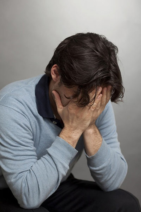 Hàng ngày sống trong ngờ vực khiến anh cảm thấy ngày càng mệt mỏi. Ảnh minh họa: Nguồn Internet