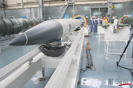 Tên lửa đi vào ống chứa Tên lửa đi vào ống chứa