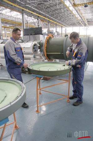 Chuẩn bị nắp ống chứa tên lửa trước khi lắp ghép Chuẩn bị nắp ống chứa tên lửa trước khi lắp ghép