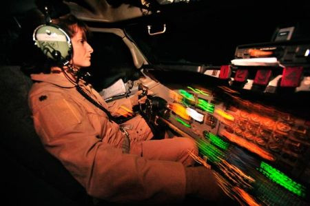 Tổ lái gồm 4 người, trong đó có cả nữ