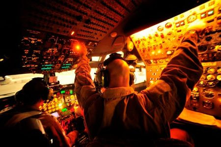 Trọng lượng rỗng của máy bay là 77.565 kg, Trọng lượng cất cánh tối đa - 152.408 kg. Nhiên liệu - 70.307 kg. Kiểu động cơ: 4 động cơ phản lực cánh quạt Pratt & Whitney JT3D-3B Thrust - 4 x 8170 mã lực. Tốc độ tối đa 866 km/h.