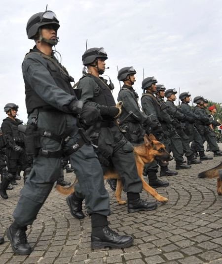 Indonesia: Các nhân viên lực lượng đặc biệt Indonesia quân cùng với những chú chó nghiệp vụ tham gia trong cuộc diễu hành tại Đài tưởng niệm Quốc gia ở Jakarta vào ngày 11/3/2010 trước khi tham gia các bài tập chống khủng bố chung giữa quân đội và cảnh sát được tiến hành ngay trước chuyến thăm của Tổng thống Barack Obama.