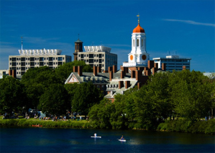 1. Harvard University. Các tỉ phú tiêu biểu tốt nghiệp tại trường: Thị trưởng New York Michael Bloomberg, nhà sáng lập Citadel - Kenneth Griffin và David Rockefeller. 1. Harvard University. Các tỉ phú tiêu biểu tốt nghiệp tại trường: Thị trưởng New York Michael Bloomberg, nhà sáng lập Citadel - Kenneth Griffin và David Rockefeller.