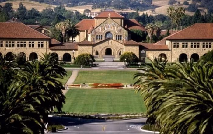 Khẩu hiệu chính thức của Viện Đại học Stanford, do gia đình Stanford lựa chọn, là "Die Luft der Freiheit weht". Dịch từ tiếng Đức, câu nói này của Ulrich von Hutten có nghĩa "Gió của tự do thổi." Khẩu hiệu chính thức của Viện Đại học Stanford, do gia đình Stanford lựa chọn, là "Die Luft der Freiheit weht". Dịch từ tiếng Đức, câu nói này của Ulrich von Hutten có nghĩa "Gió của tự do thổi."