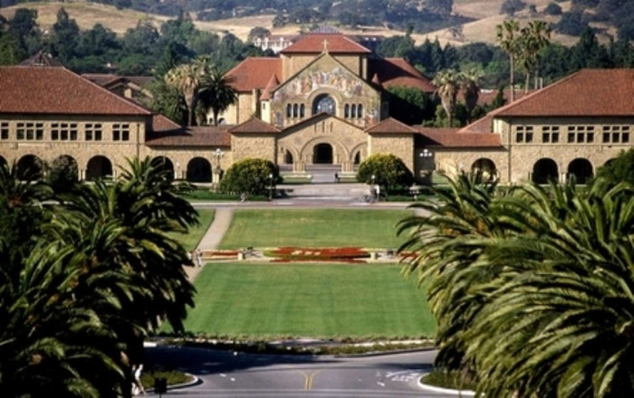 Khẩu hiệu chính thức của Viện Đại học Stanford, do gia đình Stanford lựa chọn, là "Die Luft der Freiheit weht". Dịch từ tiếng Đức, câu nói này của Ulrich von Hutten có nghĩa "Gió của tự do thổi." Khẩu hiệu chính thức của Viện Đại học Stanford, do gia đình Stanford lựa chọn, là "Die Luft der Freiheit weht". Dịch từ tiếng Đức, câu nói này của Ulrich von Hutten có nghĩa "Gió của tự do thổi."