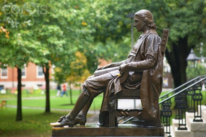 Với tên gọi ban đầu là "New College" hay "The college at New Towne", trường được đổi tên thành Harvard College vào ngày 13/3/ 1639 , sau khi John Harvard, một mục sư trẻ tuổi ở Charlestown, hiến tặng cho trường một thư viện khoảng 400 đầu sách và 779 bảng Anh(khoảng phân nửa tài sản của ông). Văn kiện đầu tiên đề cập đến Harvard với danh xưng "Viện đại học"(University) là bản Hiến pháp Massachusettsnăm 1780. Mục tiêu ban đầu của Harvard là đào tạo mục sư cho cộng đồng Thanh giáo. (Tượng John Harvard - mục sư trẻ - người đã cống hiến phân nửa tài sản cho trường.) Với tên gọi ban đầu là "New College" hay "The college at New Towne", trường được đổi tên thành Harvard College vào ngày 13/3/ 1639 , sau khi John Harvard, một mục sư trẻ tuổi ở Charlestown, hiến tặng cho trường một thư viện khoảng 400 đầu sách và 779 bảng Anh(khoảng phân nửa tài sản của ông). Văn kiện đầu tiên đề cập đến Harvard với danh xưng "Viện đại học"(University) là bản Hiến pháp Massachusettsnăm 1780. Mục tiêu ban đầu của Harvard là đào tạo mục sư cho cộng đồng Thanh giáo. (Tượng John Harvard - mục sư trẻ - người đã cống hiến phân nửa tài sản cho trường.)