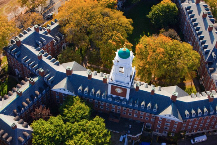 Đại học Harvard là một trường đại học tư thục toạ lạc ở thành phố Cambridge, Massachusetts, Mỹ và là một thành viên của Ivy League. Được thành lập ngày 8/9/1636 bởi cơ quan Lập pháp thuộc địa Massachusetts, Havard là đại học lâu đời nhất tại Hoa Kỳ, cũng là cơ sở giáo dục đại học đầu tiên ở châu Mỹ được thành lập chỉ 16 năm sau khi các di dân đầu tiên (Pilgrim Father) đặt chân lên Plymouth. Nó cũng là tập đoàn đầu tiên tại Bắc Mỹ. Đại học Harvard là một trường đại học tư thục toạ lạc ở thành phố Cambridge, Massachusetts, Mỹ và là một thành viên của Ivy League. Được thành lập ngày 8/9/1636 bởi cơ quan Lập pháp thuộc địa Massachusetts, Havard là đại học lâu đời nhất tại Hoa Kỳ, cũng là cơ sở giáo dục đại học đầu tiên ở châu Mỹ được thành lập chỉ 16 năm sau khi các di dân đầu tiên (Pilgrim Father) đặt chân lên Plymouth. Nó cũng là tập đoàn đầu tiên tại Bắc Mỹ.