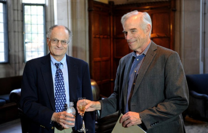 Trong số những quán quân giải Nobel, 75 người có liên quan đến Đại học Harvard. Kể từ năm 1947, có 19 người đoạt giải Nobel và 15 người được trao tặng giải văn chương Mỹ, và Giải Pulitzer, từng phục vụ trong bản giảng huấn của Harvard. (Ảnh: Nobel kinh tế 2011 được trao cho 2 vị Giáo sư người Mỹ Christopher Sims (phải) và Thomas Sargent 2 vị Giáo sư từng là đồng môn (tại Đại học Harvard) vào những năm 1960) Trong số những quán quân giải Nobel, 75 người có liên quan đến Đại học Harvard. Kể từ năm 1947, có 19 người đoạt giải Nobel và 15 người được trao tặng giải văn chương Mỹ, và Giải Pulitzer, từng phục vụ trong bản giảng huấn của Harvard. (Ảnh: Nobel kinh tế 2011 được trao cho 2 vị Giáo sư người Mỹ Christopher Sims (phải) và Thomas Sargent 2 vị Giáo sư từng là đồng môn (tại Đại học Harvard) vào những năm 1960)