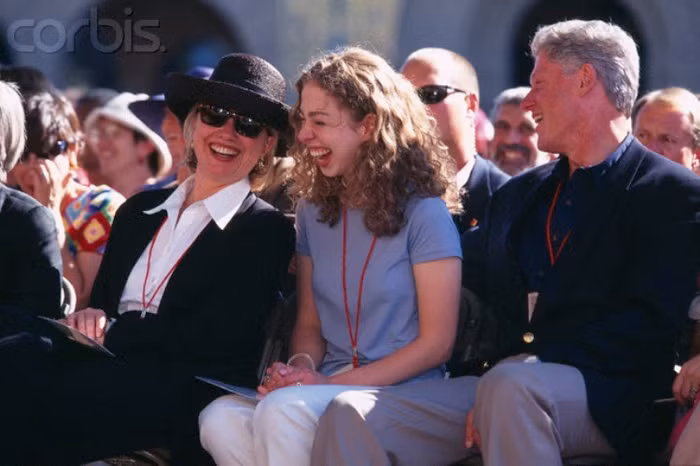 Là viện đại học có diện tích lớn thứ hai trên thế giới, Viện Đại học Stanford có chương trình đầy đủ cho sinh viên đại học cũng như sinh viên sau đại học, cùng với một trung tâm y khoa nổi tiếng và nhiều trung tâm nghiên cứu và dự án phục vụ. (Chelsea Clinton, con gái của Tổng thống Mỹ Bill Clinton và vợ Hillary, trong ngày đầu tiên đi học tại Đại học Stanford. Ảnh chụp ngày 19/9 năm 1997) Là viện đại học có diện tích lớn thứ hai trên thế giới, Viện Đại học Stanford có chương trình đầy đủ cho sinh viên đại học cũng như sinh viên sau đại học, cùng với một trung tâm y khoa nổi tiếng và nhiều trung tâm nghiên cứu và dự án phục vụ. (Chelsea Clinton, con gái của Tổng thống Mỹ Bill Clinton và vợ Hillary, trong ngày đầu tiên đi học tại Đại học Stanford. Ảnh chụp ngày 19/9 năm 1997)