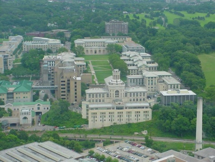 Có đến 7 nhà khoa học của CMU từng đạt giải thưởng ACM Turing, là giải thưởng cao nhất cho Khoa học Máy tính (tương đương Nobel cho các ngành khoa học khác). Bên cạnh đó, CMU còn nhận được sự hậu thuẫn không ngừng của các hãng tin học và viễn thông lớn trên thế giới. Intel, Apple, Google, và Boeing đều có lab nghiên cứu trong trường, và trong năm 2005, Microsoft đã chi hơn 20 triệu USD để xây dựng một tòa nhà mới cho trường Khoa học Máy tính của CMU.