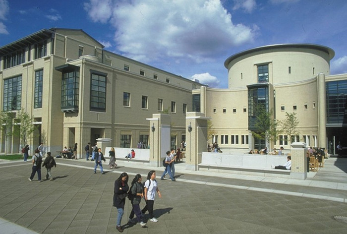 Chất lượng đào tạo ở Carnegie Mellon đã cho ra trường nhiều người thành đạt như John Nash (Nobel Kinh tế, nhân vật chính do Russel Crowe đóng trong bộ phim A beautiful mind) , Holy Hunter (Oscar 1991 phim Dương cầm), George Cowan (nhà hóa học trong dự án Manhattan), James Gosling (người tạo ra ngôn ngữ Java), Ralph Guggenheim (nhà sản xuất phim Toy Story và Toy Story 2), Marc Ewing (người tạo ra Red Hat), Judith Resnik (phi hành gia nữ thứ nhì trên thế giới, mất trong vụ Challenger), Henry Mancini (nhà soạn nhạc tài ba), Charles Geschke (đồng sáng lập viên hãng Adobe), Vinod Khosla và Andy Bechtolsheim (đồng sáng lập viên hãng Sun Microsystems), Pradeep Sindhu (đồng sáng lập viên hãng Juniper), Larry Kurweil (chủ tịch và giám đốc Universal Studios Hollywood), Watts Humphrey (người tạo ra mô hình phát triển phần mềm CMM và CMMI), v.v.