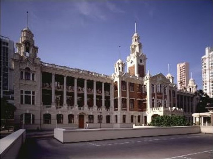 Trong số hơn 128,000 sinh viên đã tốt nghiệp từ trường Đại Học Hồng Kông, có rất nhiều người đã trở thành những nhà lãnh đạo, những chuyên gia đầu ngành trong nhiều lĩnh vực: giáo dục, nghệ thuật, công nghiệp, kinh doanh…..đóng góp tài năng và trí tuệ vào quá trình xây dựng và phát triển kinh tế, xã hội Hồng Kông