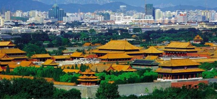 Đại học Bắc Kinh được coi là trường đại học sản sinh ra nhiều tỷ phú nhất Trung Quốc. Và đặc biệt trường có nhà thư viện rộng nhất Châu Á với 5,51 triệu đầu sách và hơn 6500 các loại sách báo Trung Quốc và thế giới. Thư viện trường hiện nay được coi như trung tâm thông tin hiện đại và đầy đủ nhất.